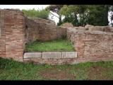 07941 ostia - regio i - insula xiii - domus delle gorgoni (i,xiii,6) - raum (4) - suedwestfront am cardo maximus - 01-2024.jpg